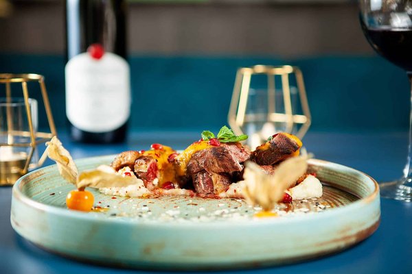 Comment confectionner un gâteau de crêpes salées pour un repas original et convivial ?