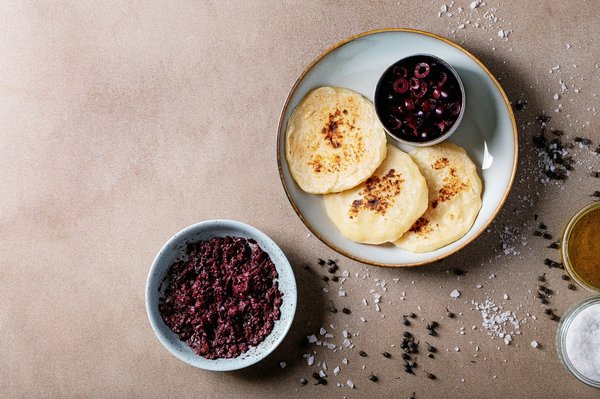 Quelle est la meilleure façon de présenter un assortiment de tapenades maison dans un bar à vin?